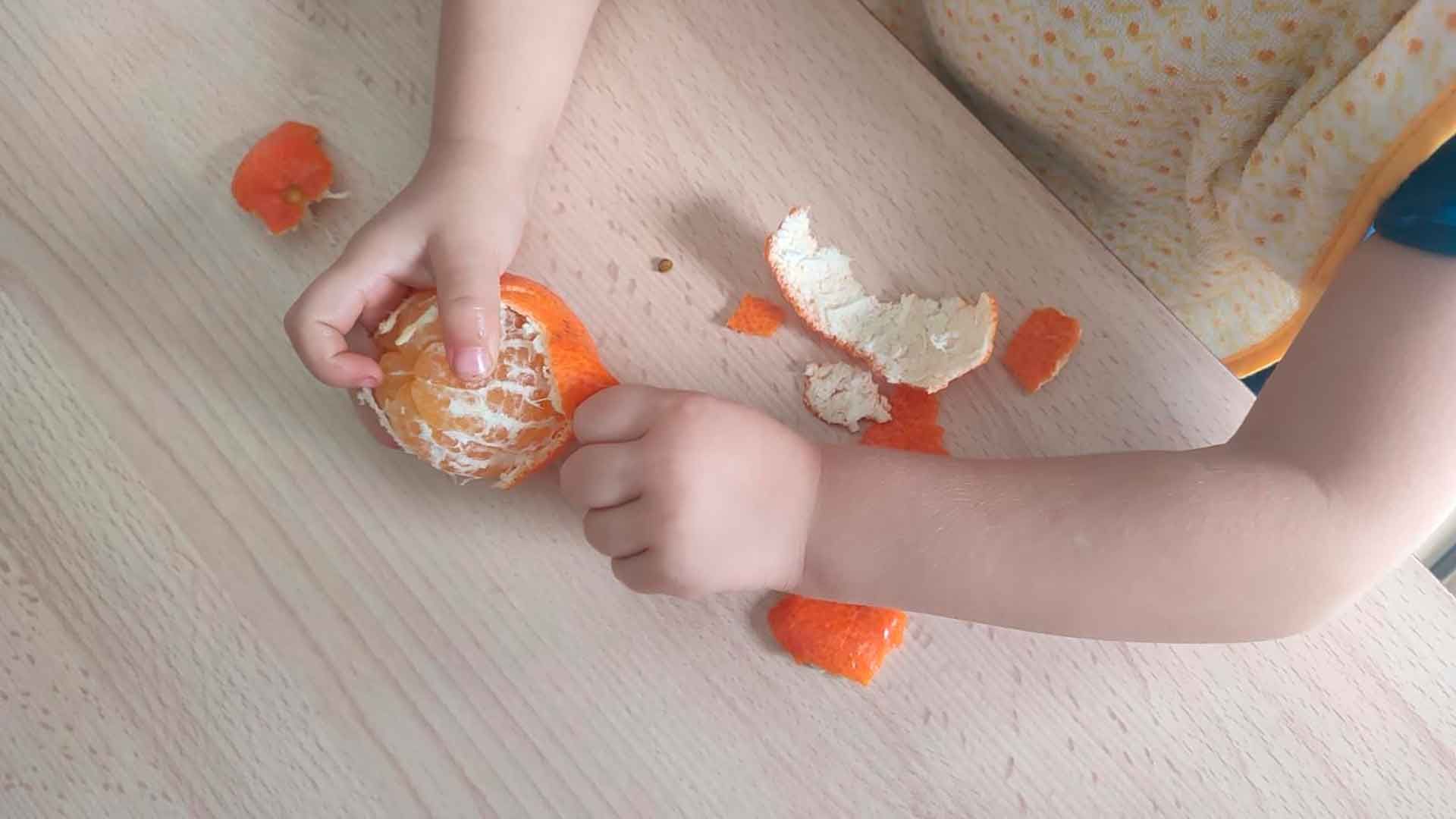 Nens menjant mandarines