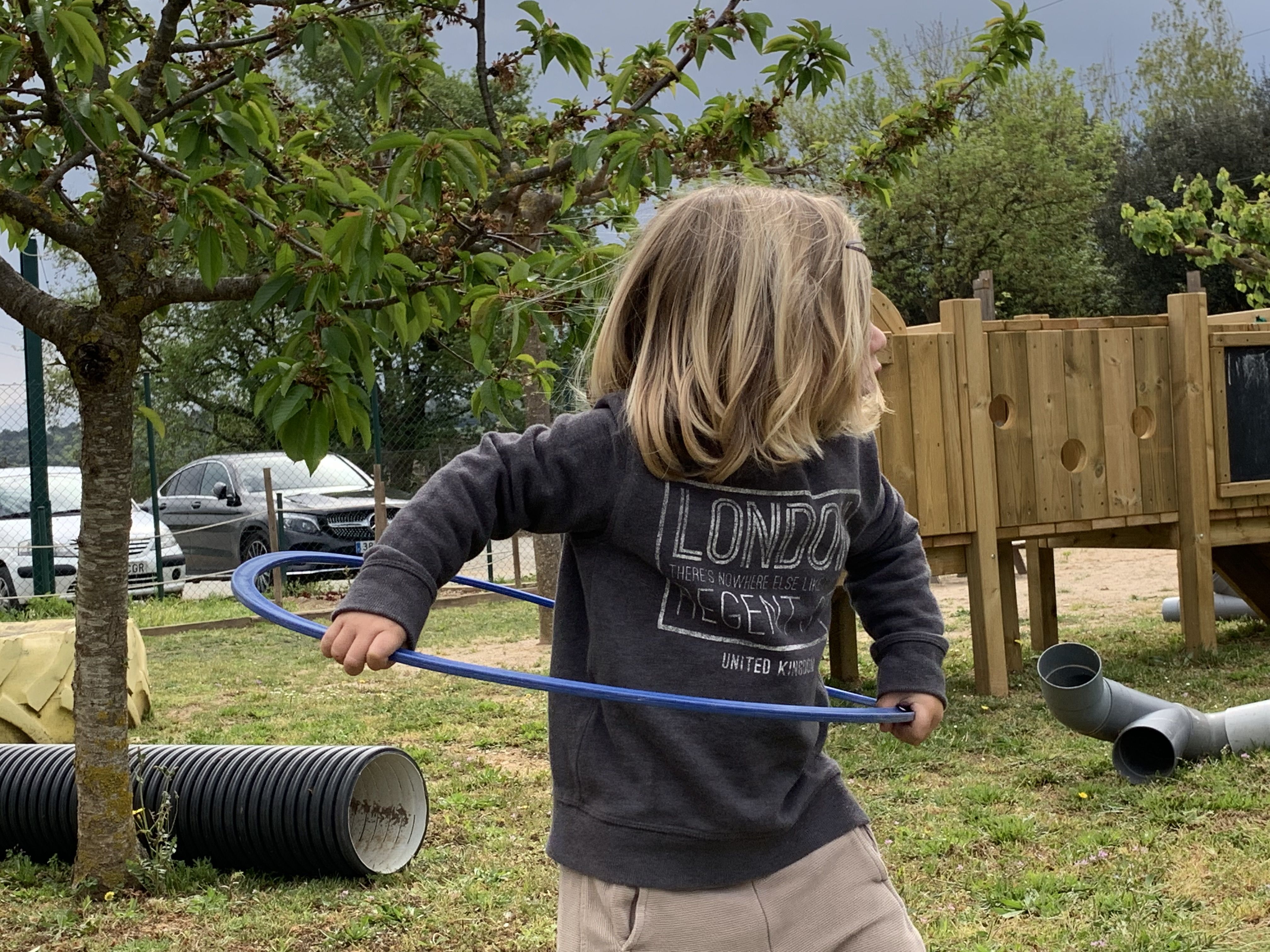 Nen amb hula-hop